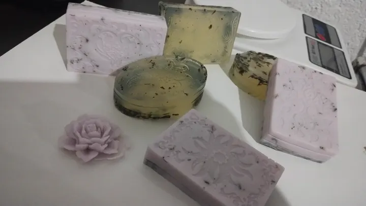 Foto da aluna: sabonetes de lavanda lilás com relevo, transparentes com ervas e uma rosa
