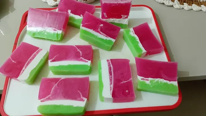 Foto da aluna: bandeja com sabonetes de melancia em camadas rosa, branca e verde