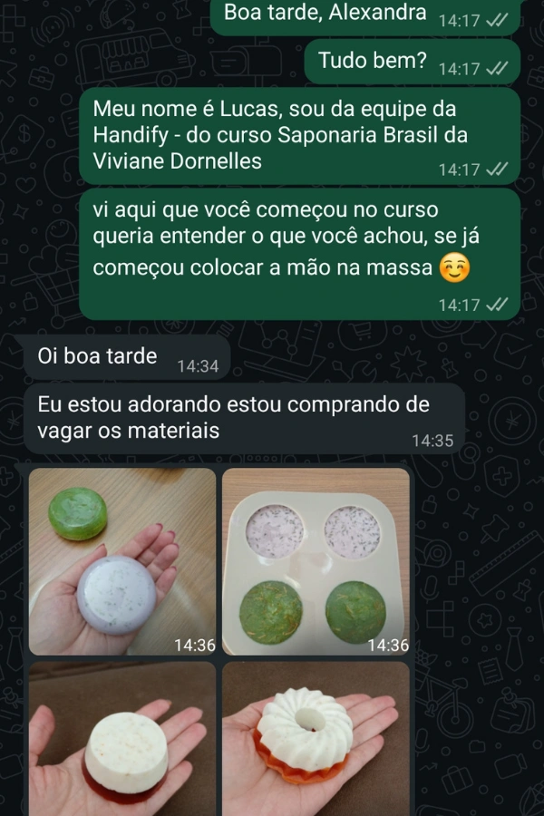 Print de conversa: aluna conta que está adorando o curso e mostra os primeiros sabonetes na mão e na forma