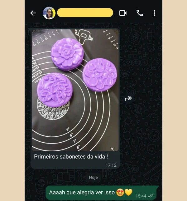 Print de conversa: aluna mostra seus três primeiros sabonetes lilás com relevo de flores