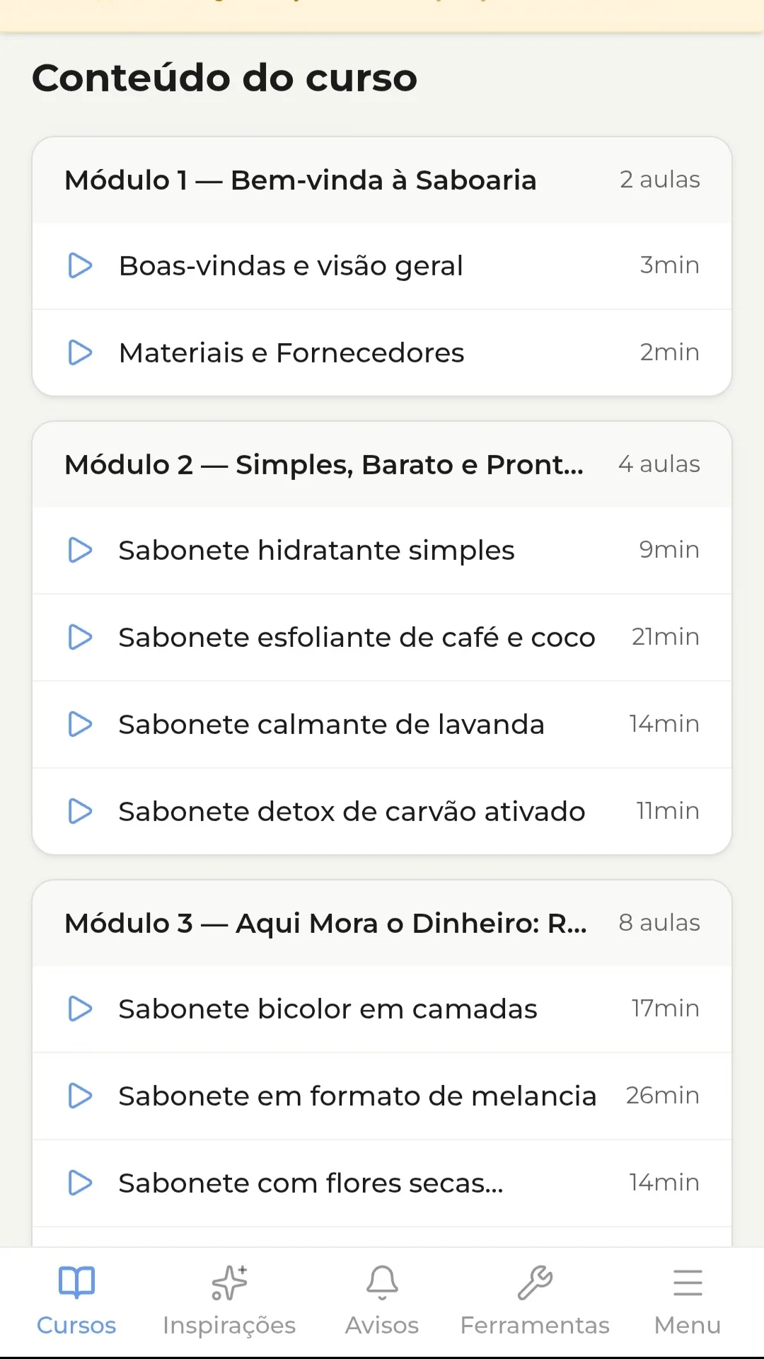 Lista de módulos e aulas do curso no celular, com a duração de cada aula