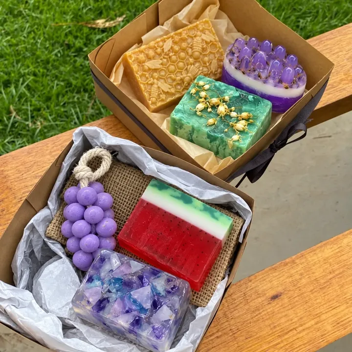 Caixinhas de presente com sabonetes variados